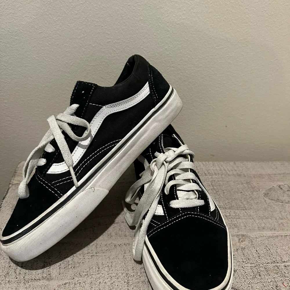 Vans Men's Old Skool Black and White Unisex Sneakers